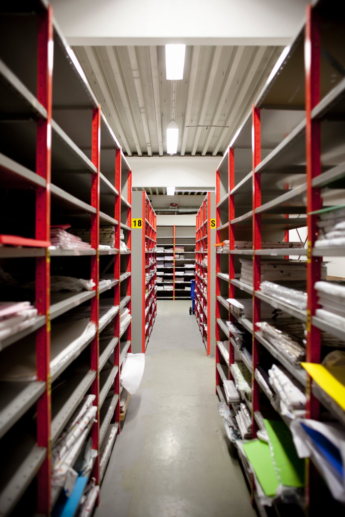 Gangpad in magazijn met rekken vol materialen