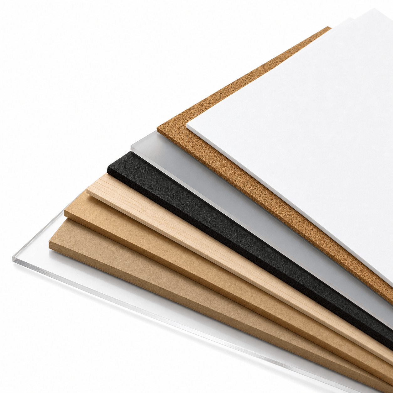 Gestapelde hout-, MDF-, karton- en acrylaatplaten uit de prototypingbundel